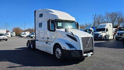 Volvo VNL64760 Sleeper Semi Truck - 70" Integral Sleeper, 405HP, 12 Speed Automatic