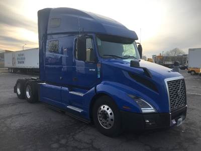 Volvo VNL64760 Sleeper Semi Truck - 70" Integral Sleeper, 455HP, 12 Speed Automatic