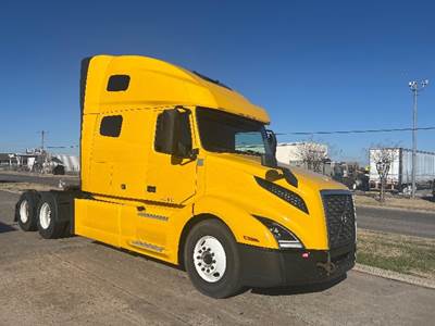 Volvo VNL64760 Sleeper Semi Truck - 70" Integral Sleeper, 455HP, 12 Speed Automatic