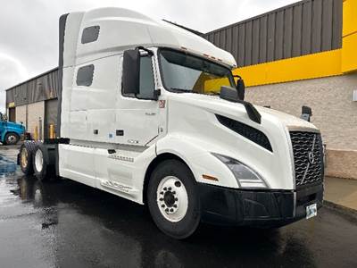Volvo VNL64760 Sleeper Semi Truck - 70" Integral Sleeper, 455HP, 12 Speed Automatic