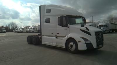 Volvo VNL64760 Sleeper Semi Truck - 70" Integral Sleeper, 455HP, 12 Speed Automatic