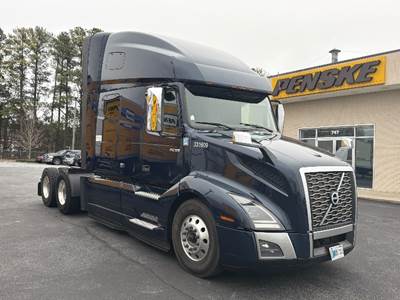Volvo VNL64760 Sleeper Semi Truck - 70" Integral Sleeper, 455HP, 12 Speed Automatic