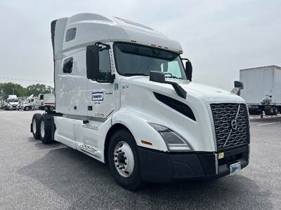 Volvo VNL64760 Sleeper Semi Truck - 70" Integral Sleeper, 455HP, 12 Speed Automatic