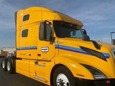 Volvo VNL64760 Sleeper Semi Truck - 70" Integral Sleeper, 455HP, 12 Speed Automatic