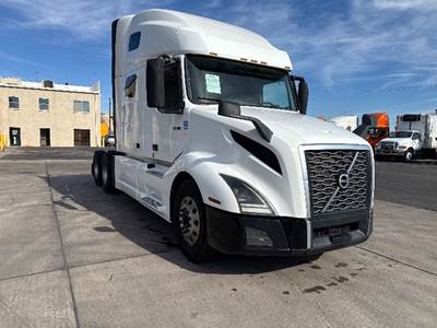 Volvo VNL64760 Sleeper Semi Truck - 70" Integral Sleeper, 405HP, 12 Speed Automatic
