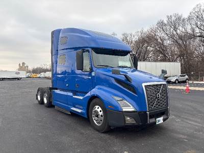 Volvo VNL64760 Sleeper Semi Truck - 70" Integral Sleeper, 455HP, 12 Speed Automatic