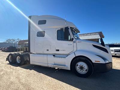 Volvo VNL64760 Sleeper Semi Truck - 70" Integral Sleeper, 455HP, 12 Speed Automatic