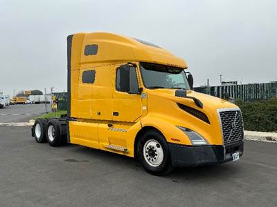 Volvo VNL64760 Sleeper Semi Truck - 70" Integral Sleeper, 455HP, 12 Speed Automatic