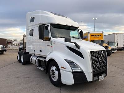 Volvo VNL64760 Sleeper Semi Truck - 70" Integral Sleeper, 455HP, 12 Speed Automatic