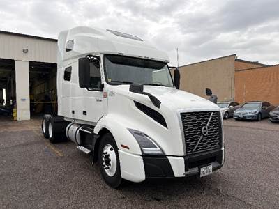 Volvo VNL64760 Sleeper Semi Truck - 70" Integral Sleeper, 455HP, 12 Speed Automatic