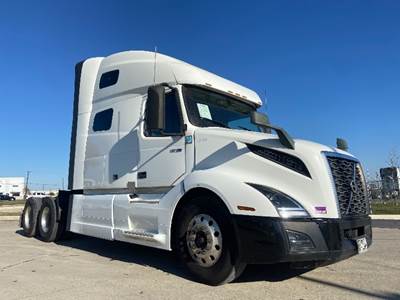 Volvo VNL64760 Sleeper Semi Truck - 70" Integral Sleeper, 425HP, 12 Speed Automatic