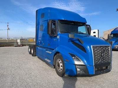 Volvo VNL64760 Sleeper Semi Truck - 70" Integral Sleeper, 425HP, 12 Speed Automatic