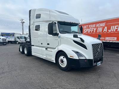 Volvo VNL64760 Sleeper Semi Truck - 70" Integral Sleeper, 455HP, 12 Speed Automatic