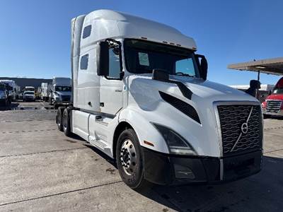 Volvo VNL64760 Sleeper Semi Truck - 70" Integral Sleeper, 405HP, 12 Speed Automatic