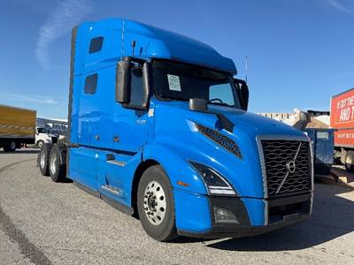 Volvo VNL64760 Sleeper Semi Truck - 70" Integral Sleeper, 425HP, 12 Speed Automatic