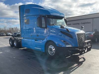 Volvo VNL64760 Sleeper Semi Truck - 70" Integral Sleeper, 455HP, 12 Speed Automatic