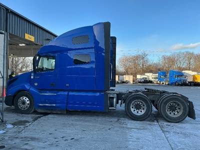 Volvo VNL64760 Sleeper Semi Truck - 70" Integral Sleeper, 455HP, 12 Speed Automatic