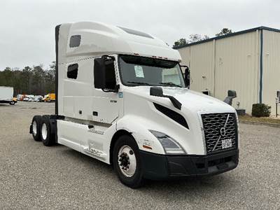Volvo VNL64760 Sleeper Semi Truck - 70" Integral Sleeper, 455HP, 12 Speed Automatic