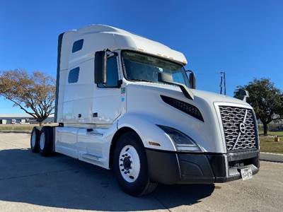 Volvo VNL64760 Sleeper Semi Truck - 70" Integral Sleeper, 455HP, 12 Speed Automatic