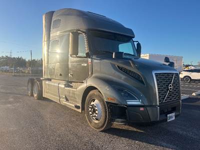 Volvo VNL64760 Sleeper Semi Truck - 70" Integral Sleeper, 455HP, 12 Speed Automatic