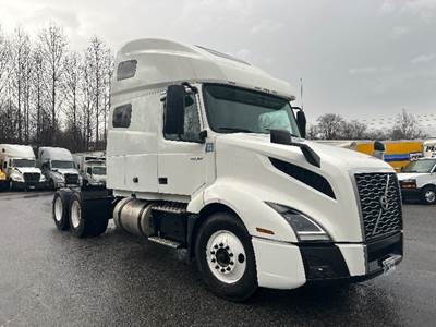 Volvo VNL64760 Sleeper Semi Truck - 70" Integral Sleeper, 455HP, 10 Speed Manual