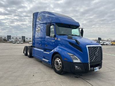 Volvo VNL64760 Sleeper Semi Truck - 70" Integral Sleeper, 455HP, 12 Speed Automatic