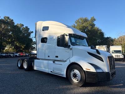 Volvo VNL64760 Sleeper Semi Truck - 70" Integral Sleeper, 455HP, 12 Speed Automatic