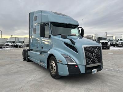 Volvo VNL64760 Sleeper Semi Truck - 70" Integral Sleeper, 455HP, 12 Speed Automatic