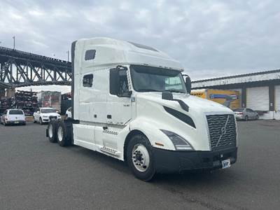 Volvo VNL64760 Sleeper Semi Truck - 70" Integral Sleeper, 455HP, 12 Speed Automatic