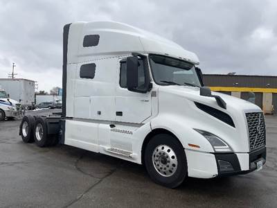 Volvo VNL64760 Sleeper Semi Truck - 70" Integral Sleeper, 455HP, 12 Speed Automatic