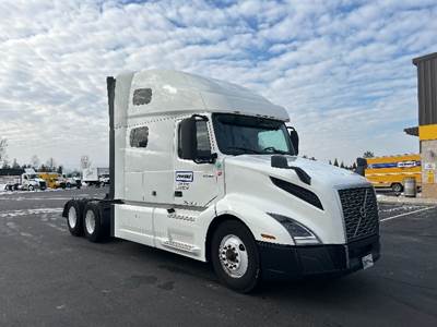 Volvo VNL64760 Sleeper Semi Truck - 70" Integral Sleeper, 455HP, 12 Speed Automatic