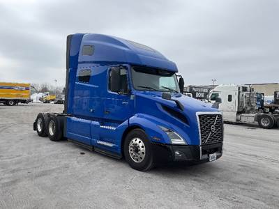Volvo VNL64760 Sleeper Semi Truck - 70" Integral Sleeper, 455HP, 12 Speed Automatic