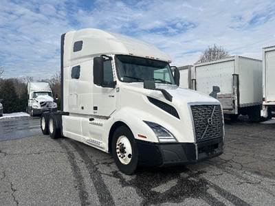 Volvo VNL64760 Sleeper Semi Truck - 70" Integral Sleeper, 455HP, 12 Speed Automatic