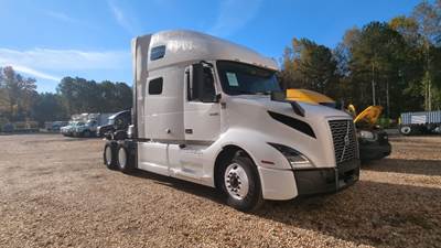 Volvo VNL64760 Sleeper Semi Truck - 70" Integral Sleeper, 455HP, 12 Speed Automatic
