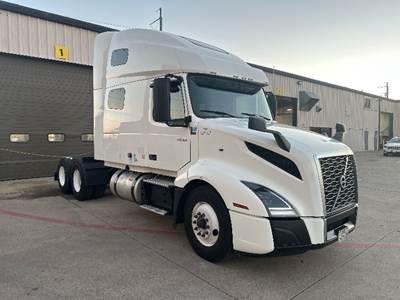 Volvo VNL64760 Sleeper Semi Truck - 70" Integral Sleeper, 455HP, 12 Speed Automatic