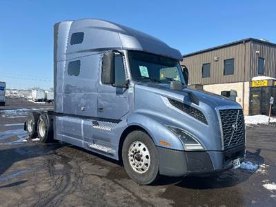 Volvo VNL64760 Sleeper Semi Truck - 70" Integral Sleeper, 455HP, 12 Speed Automatic