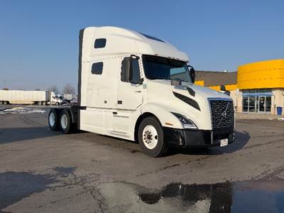 Volvo VNL64760 Sleeper Semi Truck - 70" Integral Sleeper, 455HP, 12 Speed Automatic