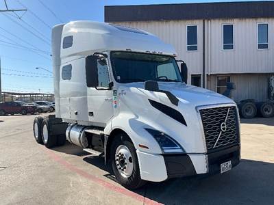 Volvo VNL64760 Sleeper Semi Truck - 70" Integral Sleeper, 455HP, 12 Speed Automatic