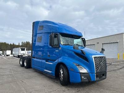 Volvo VNL64760 Sleeper Semi Truck - 70" Integral Sleeper, 425HP, 12 Speed Automatic