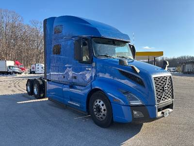 Volvo VNL64760 Sleeper Semi Truck - 70" Integral Sleeper, 425HP, 12 Speed Automatic