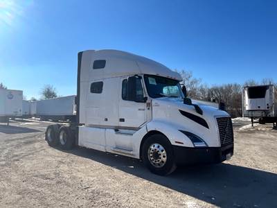 Volvo VNL64760 Sleeper Semi Truck - 70" Integral Sleeper, 455HP, 12 Speed Automatic