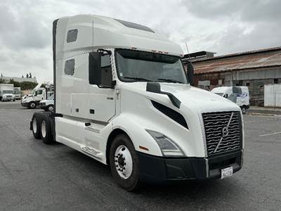 Volvo VNL64760 Sleeper Semi Truck - 70" Integral Sleeper, 455HP, 12 Speed Automatic