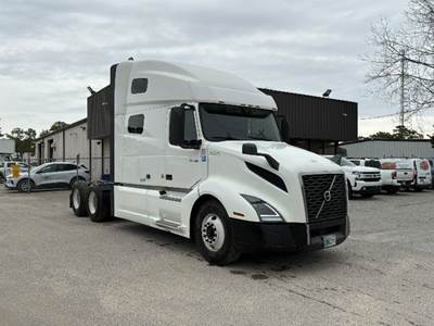 Volvo VNL64760 Sleeper Semi Truck - 70" Integral Sleeper, 455HP, 12 Speed Automatic
