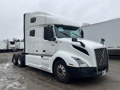 Volvo VNL64760 Sleeper Semi Truck - 70" Integral Sleeper, 455HP, 12 Speed Automatic