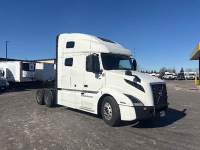 Volvo VNL64760 Sleeper Semi Truck - 70" Integral Sleeper, 455HP, 12 Speed Automatic