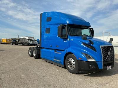 Volvo VNL64760 Sleeper Semi Truck - 70" Integral Sleeper, 425HP, 12 Speed Automatic