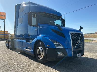 Volvo VNL64760 Sleeper Semi Truck - 70" Integral Sleeper, 425HP, 12 Speed Automatic