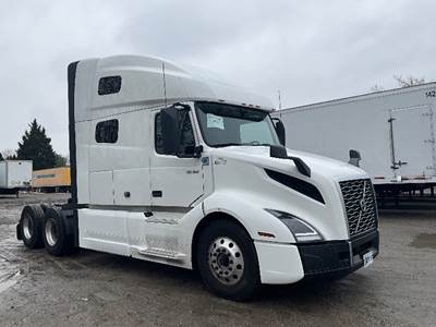 Volvo VNL64760 Sleeper Semi Truck - 70" Integral Sleeper, 455HP, 12 Speed Automatic