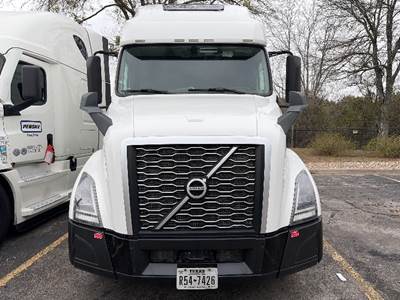 Volvo VNL64760 Sleeper Semi Truck - 70" Integral Sleeper, 455HP, 12 Speed Automatic