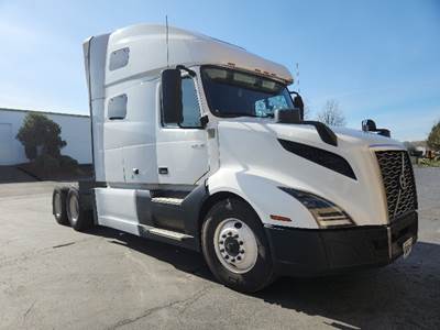 Volvo VNL64760 Sleeper Semi Truck - 70" Integral Sleeper, 455HP, 12 Speed Automatic